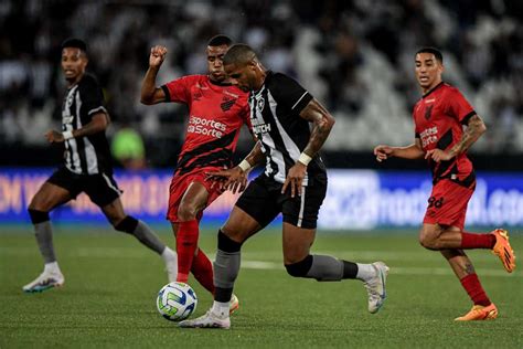 Botafogo x Athletico PR onde assistir e escalações do jogo do