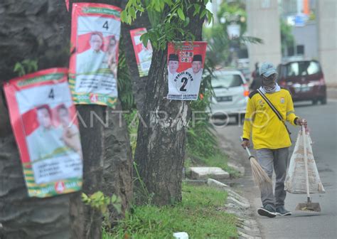 Pemasangan Alat Peraga Kampanye Di Pohon Antara Foto