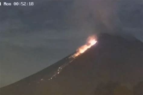 Pagi Ini Senin Januari Gunung Merapi Yang Terletak Di