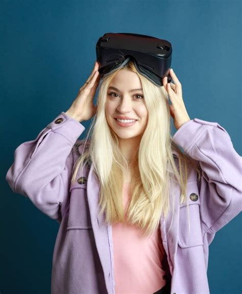 Premium Photo Vertical Photo Of Young Blonde Holding Vr Glasses And