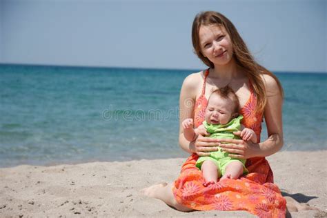 Behandla Som Ett Barn Strandmodern Arkivfoto Bild Av Europeiskt