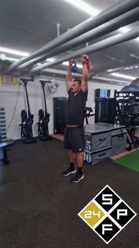 Schulterpresse Stehend Kettlebell Beidarmig Youtube