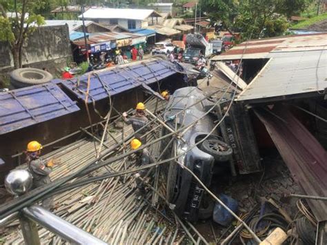 Diduga Rem Blong Truk Bermuatan Pipa Scaffolding Seruduk Tiga Mobil Di