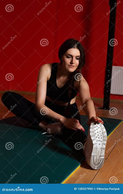 El Estirar Que Hace Modelo De La Aptitud Joven Antes De Entrenamiento