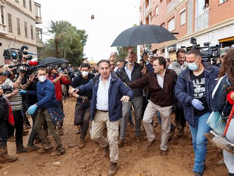 Spains King Felipe Pelted With Mud In Flood Hit Valencia Gma News Online