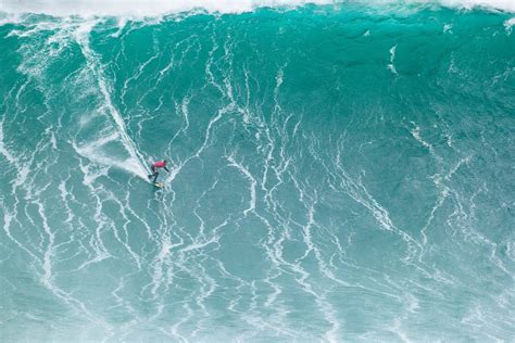 Pedro Scooby e Lucas Chumbo vencem evento de ondas grandes em Nazaré