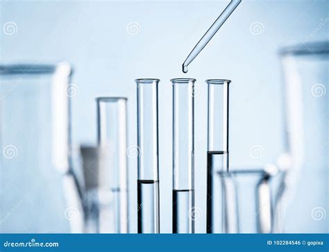 Tubos De Ensaio Função - Laboratório Com Tubos De Ensaio E Pipeta Foto de Stock - Imagem de azul ...