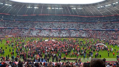 Fc Bayern M Nchen Fans St Rmen Bei Meisterparty Den Rasen