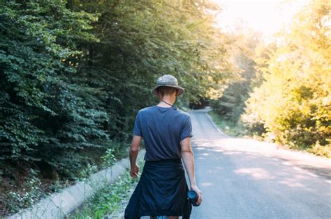 Un Randonneur Trouve Une Plante Géante Dans La Forêt A L Arrivée Des Gardes On Lui Dit