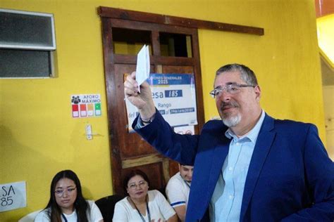 Arévalo upsets political establishment and wins in Guatemala