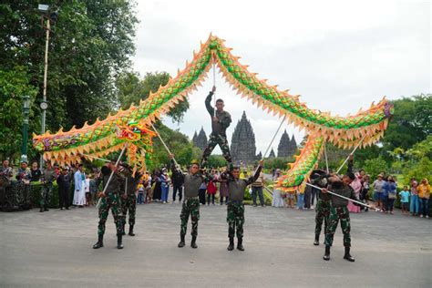 Atraksi Barongsai Yonarmed 11 GG 2 2 Kostrad Pukau Wisatawan Di Candi