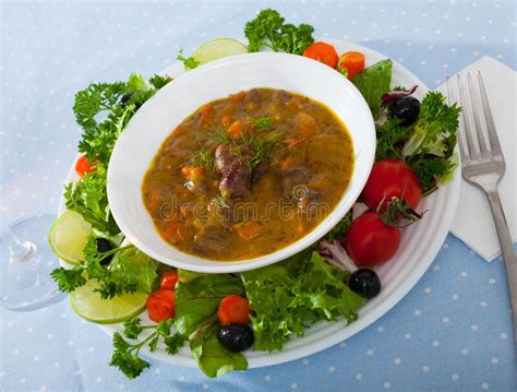 Gulasch De Corazones De Pollo Con Verduras Y Lechuga Fresca Servida En