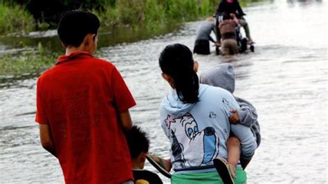 Puluhan Rumah Warga Diterjang Banjir Setinggi Meter Tribunnews