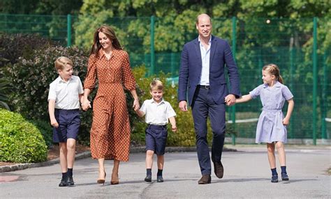 George, Charlotte et Louis de Cambridge découvrent leur nouvelle école ...