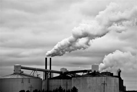 Fabbrica E Fumo Industriali In Bianco E Nero Fotografia Stock