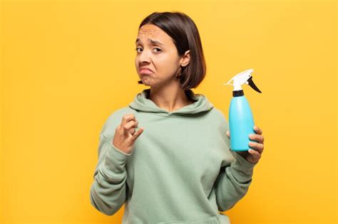 Mujer latina joven que parece arrogante exitosa positiva y orgullosa apuntando a sí misma