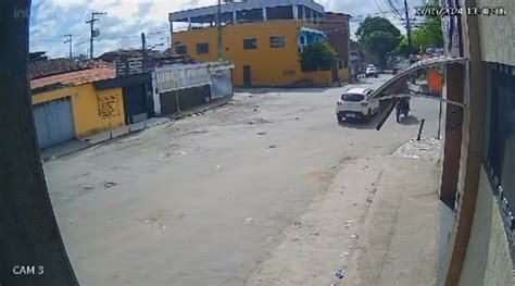 Urgente Vídeo mostra momento em que motociclista atira em carro de