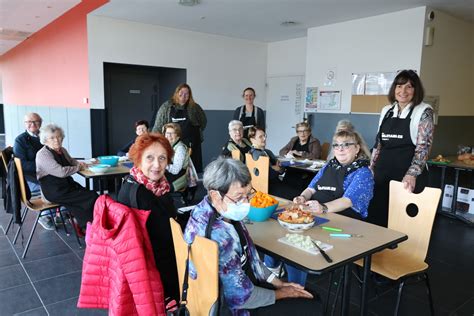 Fontaines Un atelier cuisine fait suite à la conférence Bien manger