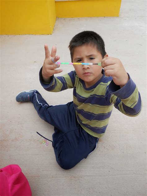 Els Menudets Del Cole Haciendo Pulseras En El Comedor Escolar