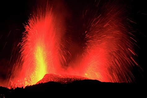 Eyjafjallajokull Eruption Photograph by John Beatty/science Photo ...