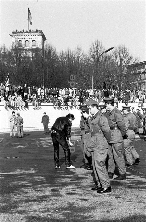 Ddr Fotoarchiv Berlin Mauerfall Menschenmassen Auf Der Mauer Am