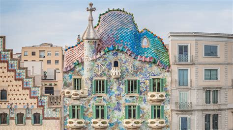 ISE 2024 Projection Mapping di Sofia Crespo alla Casa Batlló