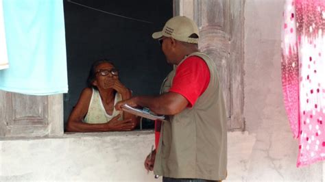 Moradores do bairro Pantanal recebem orientação de agentes de endemias