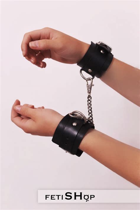 Leather Womens Handcuffs Bondage Cuffs With Carbines Bdsm