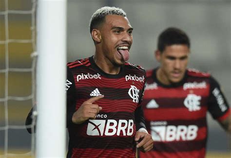 Corinthians Formaliza Proposta Por Matheuzinho Lateral Do Flamengo