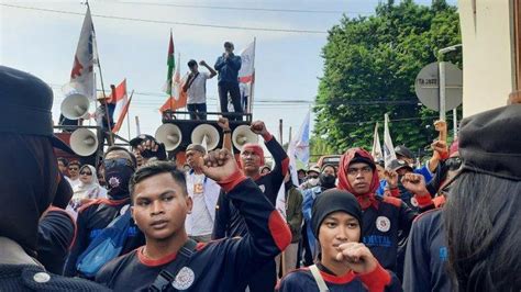 Buruh Di Kota Semarang Gelar Demo Tuntut Kenaikan UMK 2024 Naik Lebih