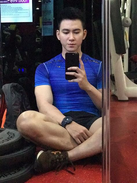 Có một chàng gay điển trai đang cực nổi trên MXH vì những clip trò chuyện hài hước