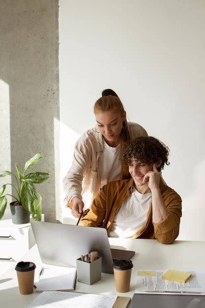 Hombres Trabajando Juntos Tiro Medio Foto Premium