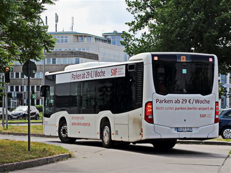 Daimler Citaro von Bus Verkehr Berlin KG (BVB) beim Abbiegevorgang vom Parkplatz des ...