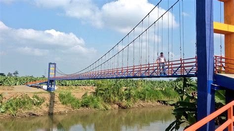 Este es el nuevo puente peatonal metálico colgante constru Flickr