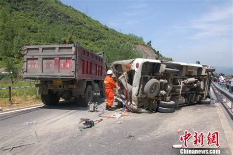 重庆酉阳载18人客车追尾侧翻致1死10余人受伤客车重庆酉阳新浪新闻