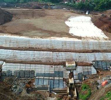 Perkuatan Dinding Tanah Menggunakan Woven Geotextile Geosintetik