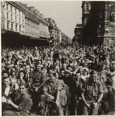 La Libération De Paris Le 26 Août 1944 Dans Laprès Midi La Foule