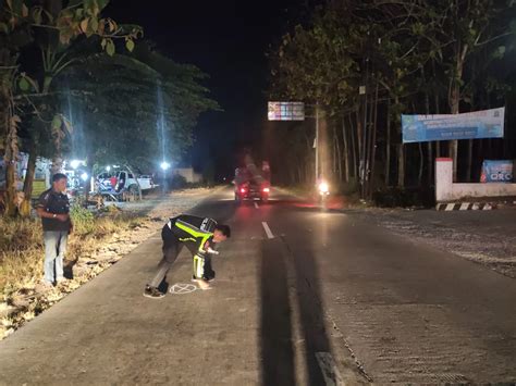 Kecelakaan Truk Dan Dua Sepeda Motor Di Jalan Purwodadi Blora Satu