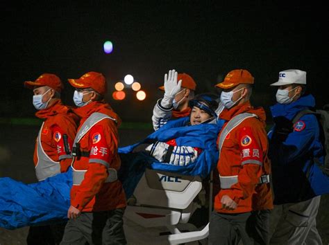 Todos Los Astronautas De Misi N Shenzhou Salen De C Psula De Retorno