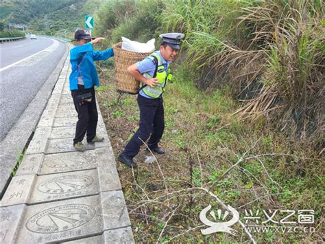 图省事抄近路 册亨六旬老人背着稻谷上了高速 册亨