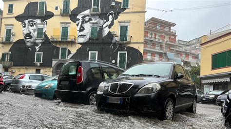 Maltempo Su Napoli Pioggia E Soprattutto Vento Chiusure E Strade Da