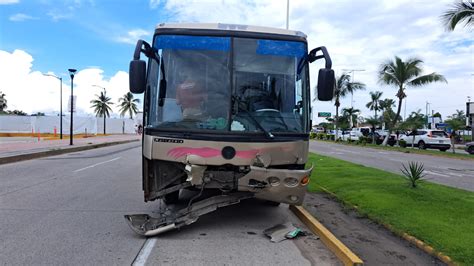 Fuerte Choque En El Crucero Del Pitillal Deja Daños Materiales Y Tres