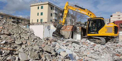 Messina Ruspe In Azione Per Abbattere Le Casette Di Viale Giostra