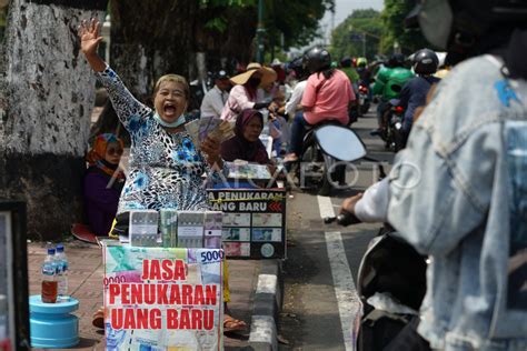 Jasa Penukaran Uang Baru Musiman Antara Foto