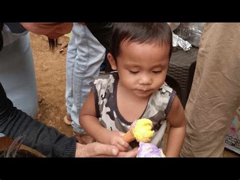 EXCITED NA SA ICE CREAM KAYA NAUNA NA SIYANG TUMIKIM NAPADAMI ANG KAIN