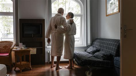 Sommeil en vieillissant se réveiller très tôt est courant mais des