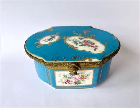 BOITE EN PORCELAINE bleu de Sèvres Chateau des tuileries EUR 1 00