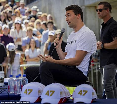 Charlie Kirk es increíble bienvenido a un joven gay que quiere unirse a su movimiento