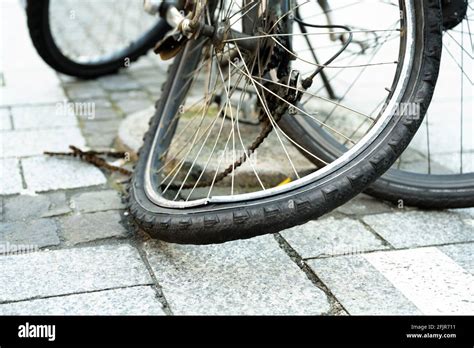 Broken Bike Chain High Resolution Stock Photography And Images Alamy