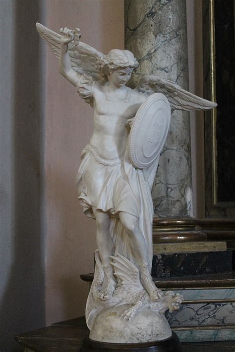 Escultura De San Miguel Arcángel Sometiendo Al Dragón En San Grat San